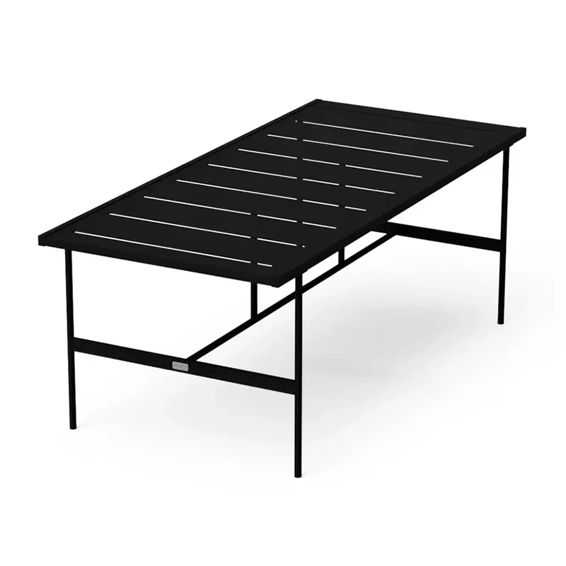 Çöldə düzbucaqlı yemək masası